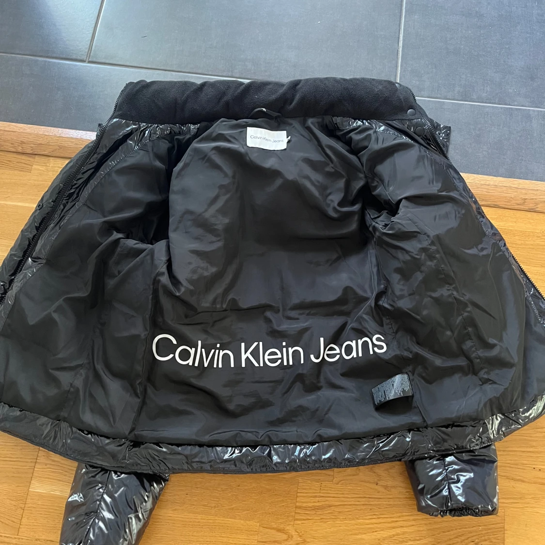Glansig Calvin Kline jacka  - 92