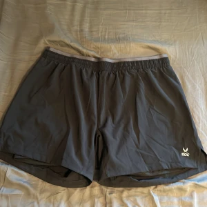 Träningsshorts  - Träningsshorts med inbyggda hotpants Använt en gång