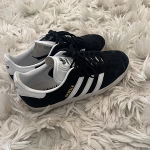 Adidas gazelle  - Säljer dessa svarta adidas gazelle skorna i strl 38 2/3 Använda ett fåtal gånger så i väldigt bra skick  Säljer för 600kr +frakt 