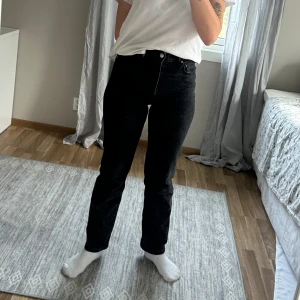 Jeans  - Super high jeans från Gina i färgen off black. Nästan aldrig använda. Strl 36. Köparen står för frakten  