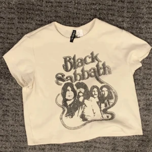 T-shirt - Snygg black sabbath babytee, säljes då jag har en likadan redan 