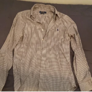 Polo Ralph lauren skjorta - Jag säljer denna Ralph lauren skjorta eftersom den inte kommer till användning, mycket bra skick!