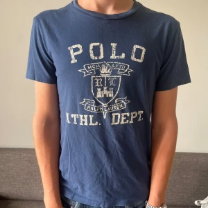 Ralph Lauren t-shirt - Ralph Lauren t-shirt | Bra skick ~ 8.25/10 | Storlek S | tryckets vintage-look är en del av designen | Sitter bra på mig som är 178, pyttelite kort i längden / Mvh