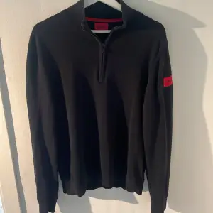 Säljer en stilren svart half zip tröja från Hugo boss i storlek S. Köpt för 1999 kr och är använd varsamt. Finns inga tecken på slitningar, skick 9/10. Hör gärna av er vid frågor eller funderingar!