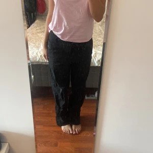 Svarta linnebyxor - Assnygga svarta byxor i 100% bomull💕 bra i längden för någon som är runt 170cm💕