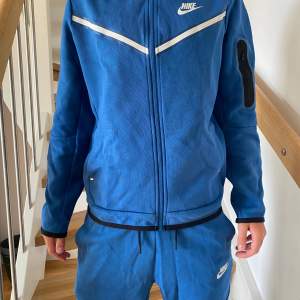 Nike tech till salu. För både byxorna och tröjan får ni för 400 kr.  Nypris så kostade både byxorna och tröjan 1700 kr. Det finns inga defekter och har bara använt ett fåtal gånger