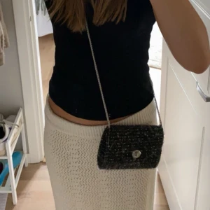 Handväska - Super fin liten handväska från Beck Söndergaard! Hyfsad kvalite pga att kedjan rostat lite men inget man tänker på super mkt!