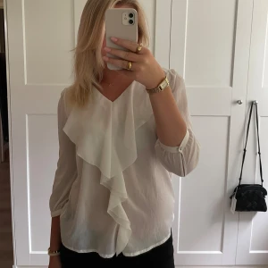 Vit volang blus - En superfin blus i lite mer genomskinligt tyg💕