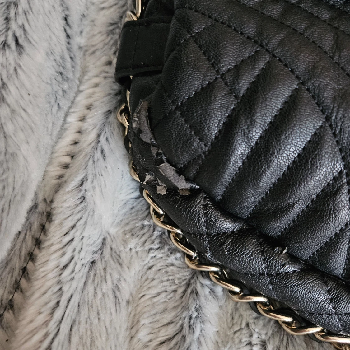 Svart quiltad axelväska från Guess - 90