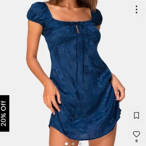 Klänning  - Jättefin mörkblå satinklänning från Motel Rocks, aldrig använd!