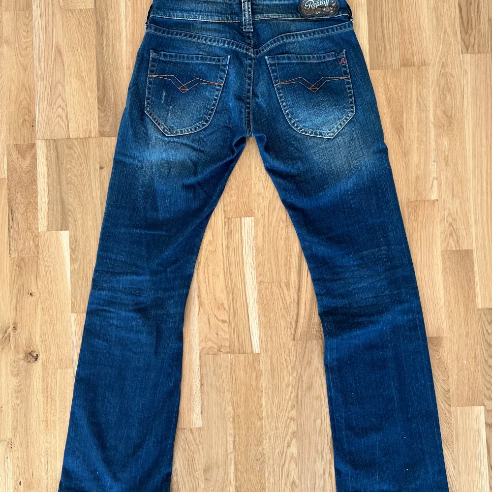 Säljer nu dessa super snygga Vintage Replay Jeans. Dessa är lågmidjade och bootcut i mycket bra skick.😊Vid frågor eller funderingar skriv på pm.. Jeans & Byxor.