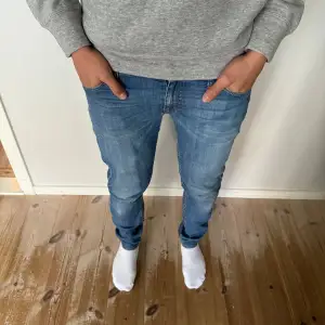 Tja, säljer ett par snygga tiger of sweden jeans i modellen evolve. Nypris 1600kr mitt pris 299. Enda defekten på jeansen är ett litet slitage som man ser på bild 4 med det är inget man tänker på😁