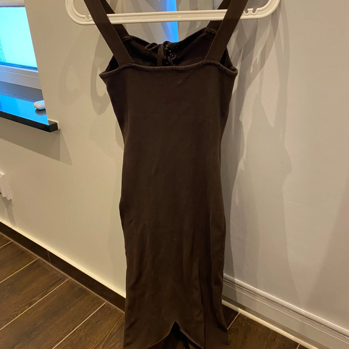 Brun klänning med knytning - 91