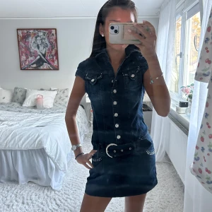 Jeansklänning - Såå nice jeansklänning köpt secondhand så i använt skick några paljetter som lossnat