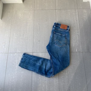 Replay Anbass Jeans  - Säljer nu dessa blåa replay Anbass jeans med slitningar som är design, skriv för fler bilder/frågor🙌🏼