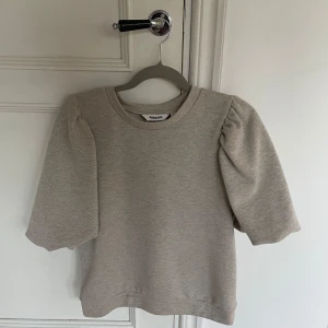 Tröja från Kappahl  - Tröja från Kappahl i bra skick, inga defekter. Säljer för att den inte riktigt är min stil längre💕