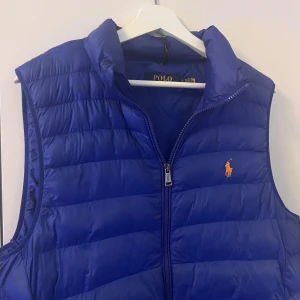 Ralph lauren väst - Ralph lauren väst sparsamt andvänd, inte andvändt den så många gånger då den är lite liten. Den är small men sitter som medium! Nypris runt 3000!