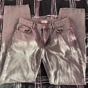 Grå jeans från Gina - Straight fit jeans från Gina tricot, storlek 38. Nyskick. 