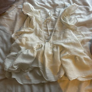 Blus från zara - Säljer denna jättefina vita blusen från zara. Jätte bra skick