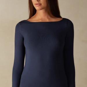 Marinblå tight intimissimi tröja - Går att använda både som boatneck och som offshoulder som jag föredrar!Mycket bra skick och vara använd ett fåtal gånger  Skulle säga att den passar XS-M Skriv privat vid frågor eller för att få fler bilder❣️ Nypris 310kr