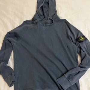 Stone island hoodie - Grå/blå Stone island hoodie i storlek M. Använd fåtal gånger och ser ut som ny!