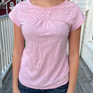Rosa t-shirt - En rosa blommig t-shirt