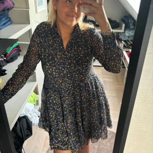 Så fin Zadig klänning - Oanvänd Zadig voltaire klänning som köptes för 3 år sedan! Helt i nyskick! Superfin och unik! Passar S-L