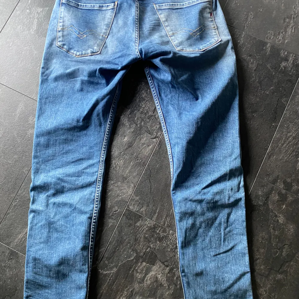 Hej, säljer ett par fina replay jeans i färgen ljus blå. Modell anbass 573 bio i storlek 32/32 Väldigt fina inga skador eller hål.   . Jeans & Byxor.