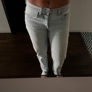 Zara jeans  - Supersnygga Zara jeans, säljer då de är lite korta på mig som är 172 cm. 