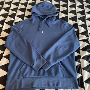 Polo Ralph Lauren hoodie  - Hej, säljer nu denna Ralph Lauren hoodie pågrund av att den aldrig används.  Skick: 9/10, Nypris: cirka 2000kr