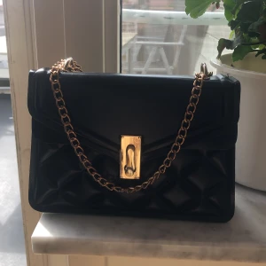 Säljer min hand väska för 150  - Säljer hand väska den är jätte bra men jag har inte använt den så mycket för jag har fler har väskor som jag gillar men den är jätte fin och bra!  Köpte den för 200 säljer den för 150!