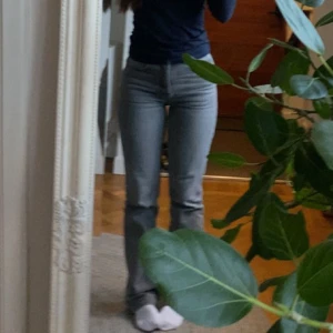 Grå jeans - Ett par gråa flare jeans från Gina Tricot, jag älskar dom och dom sitter så fint, dessa har blivit lite för små vid midjan därav säljer jag dessa, kontakta vid intresse eller fler bilder💕