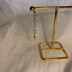 Örhängen  - Så snygga örhängen finns i guld också Köp för 139kr/st Eller par för 229kr Modell 093