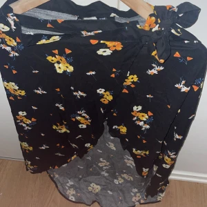 Lång blommigkjol - Helt oanvänd,bra skick. 