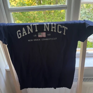Gant T-shirt Blå - Gant T-shirt. Oanvänd. Skriv så kan vi lösa ett bättre pris.
