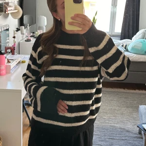 Randig stickad tröja - En supermysig stickad tröja från H&M🤍tecken på användning men fortfarande bra skick🥰