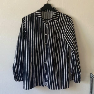 Jokapoika skjorta från marimekko - Jokapoika skjorta från marimekko som tyvärr är får tight i armarna😢 har använd få tal gånger på grund av det! Ny pris 1800kr
