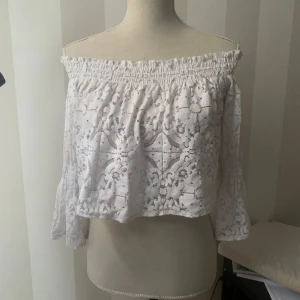 Blus - Offshoulder spets topp!