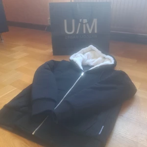 Moose knuckles classic bunny - Med sorg i hjärtat har grabben tyvärr valt att sälja denna då han har bytt stil. Den är obefintlig använd så den är som ny. Grabben fick den i julklapp och är beställd från urban modern. Med jackan medföljer även tillhörande påse som finns med i bild