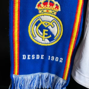 Real madrid halsduk - En halsduk av världens största fotbolls klubb