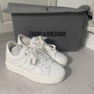 Helt nya Zadig Voltaire sneakers, Endast testade🫶🏼 Säljer efs dom tyvärr va för stora för mig🤍 