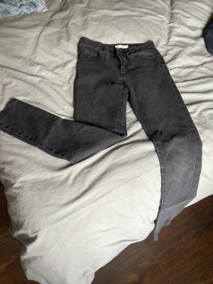 Levis jeans - Säljer svarta Levis jeans i fint men användt skick. Storlek står ej men passar xs/ barn 160 skulle jag säga