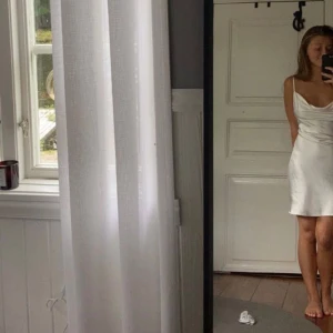 Satin klänning - Säljer en superfin satinklänning från Motelrocks!!🫶🏽 Passar perfekt till som studentklänning eller bara till sommaren ☀️ Finns knyte i ryggen för att klänningen ska kunna anpassas efter ens kropp och midja👍🏽 Aldrig använd!