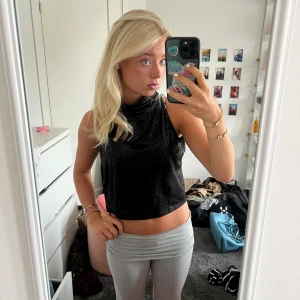 Glittrig topp från bikbok🤩 - En glittrig topp från bikbok med turtelneck. Toppen för en festkväll☺️😍