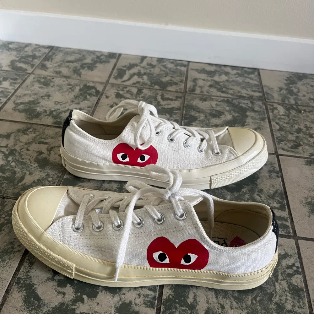 Vita CdG play converse i en låg modell🤍Skorna är i storlek 41 och helt oanvända, orginal kartong medföljer! Hör av dig för ytligare frågor eller funderingar😊. Skor.