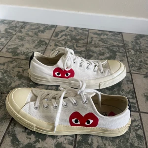converse comme des garcons - Vita CdG play converse i en låg modell🤍Skorna är i storlek 41 och helt oanvända, orginal kartong medföljer! Hör av dig för ytligare frågor eller funderingar😊