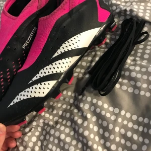 Adidas predator fotbolls skor  - Säljer mina gamla fotbolls dojor då jag inte kör längre skorna är i bra skick och inte använda så mycket 