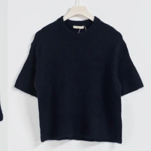 Stickad tröja gina - Marinblå stickad tröja från Gina tricot, slutsåld på hemsidan, endast testad!💓💓