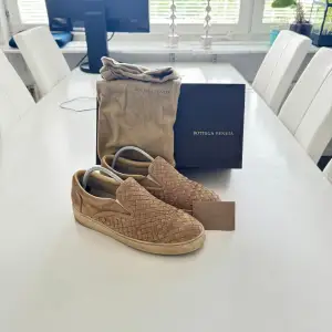 Skit snygga Bottega Slip Ons i storlek 42 (passar mycket större), Sparsamt använda och kommer med box, två dustbags och certifikat!