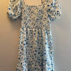 Klänning - Klänning med resor över bysten, i mycket gott skick 